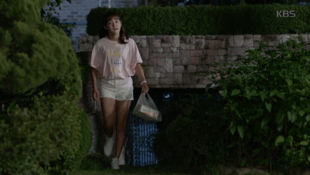 [학교2017] 짝사랑녀 보고싶어서 치킨 3번이나 시키는 돈많은 고딩.jpgif | 인스티즈