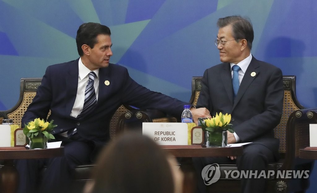 APEC 비공식 대화 회의장에서 문재인 대통령 | 인스티즈