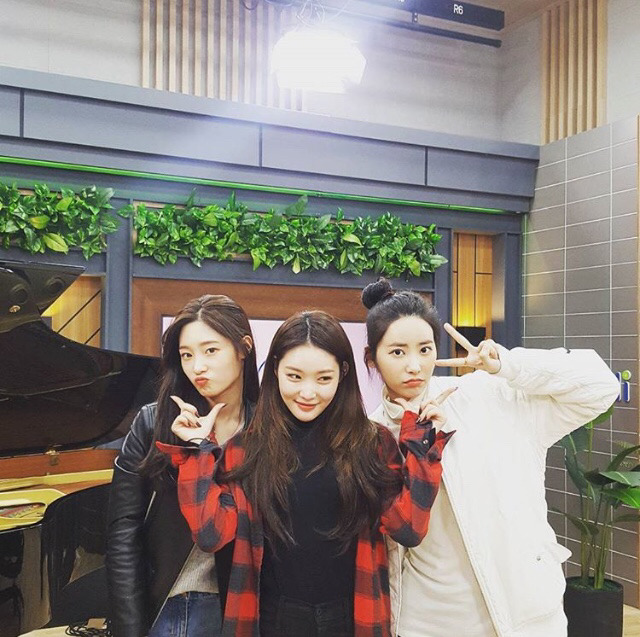 라디오 진행하는 청하.jpg | 인스티즈