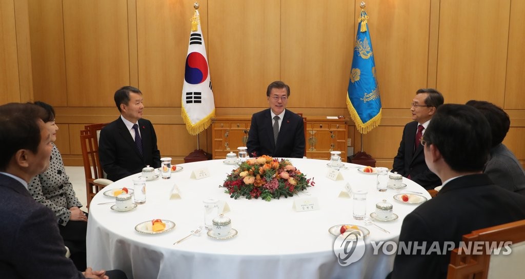 헌법재판관+헌재소장에게 임명장 수여하는 문재인 대통령 | 인스티즈