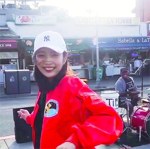 샌프란시스코 길거리에서 춤 추는 조이.gif | 인스티즈