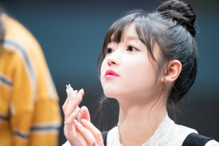 친오빠의 애교를 본 오마이걸 유아의 반응 | 인스티즈