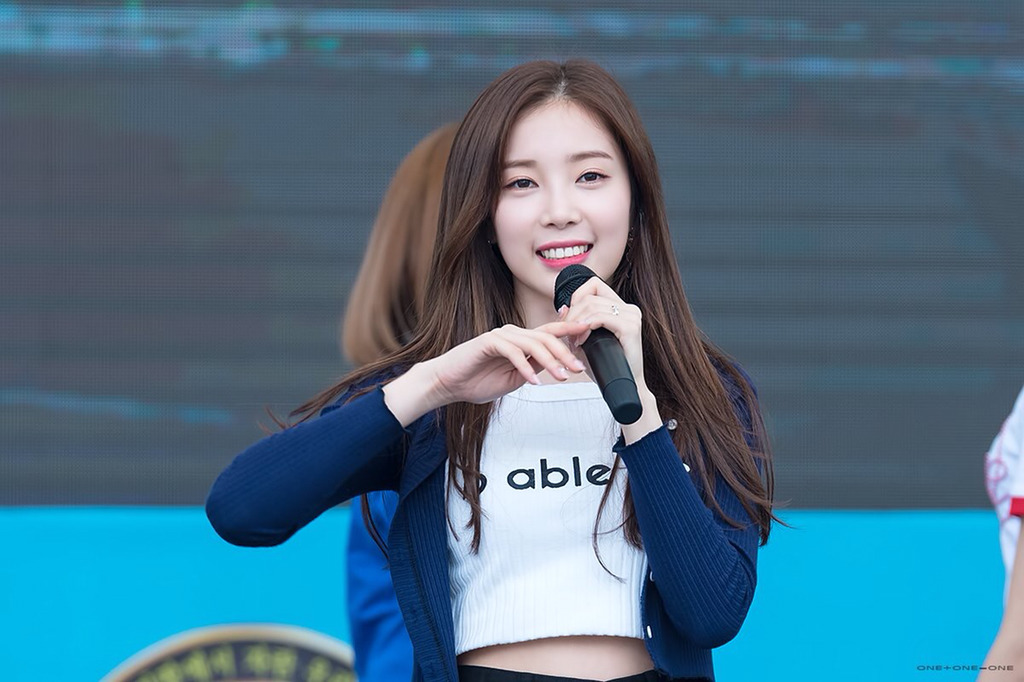 [에이프릴] 일 하다가 잠깐 쉬는 시간이 되서 채경이 | 인스티즈