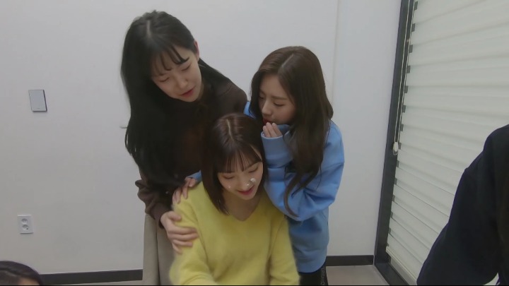 [Fromis_9] 캡틴 이새롬의 생일을 준비하는 귀요미들.jpg | 인스티즈
